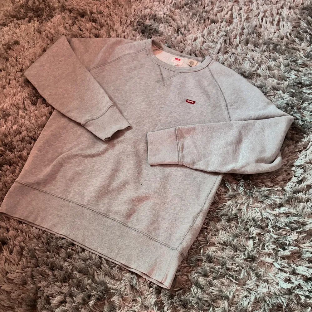 Säljer nu min levis sweatshirt. Väldigt bra skick. Storlek S. Bara att höra av sig vid frågor eller funderingar.. Neuletakit & Villapaidat.