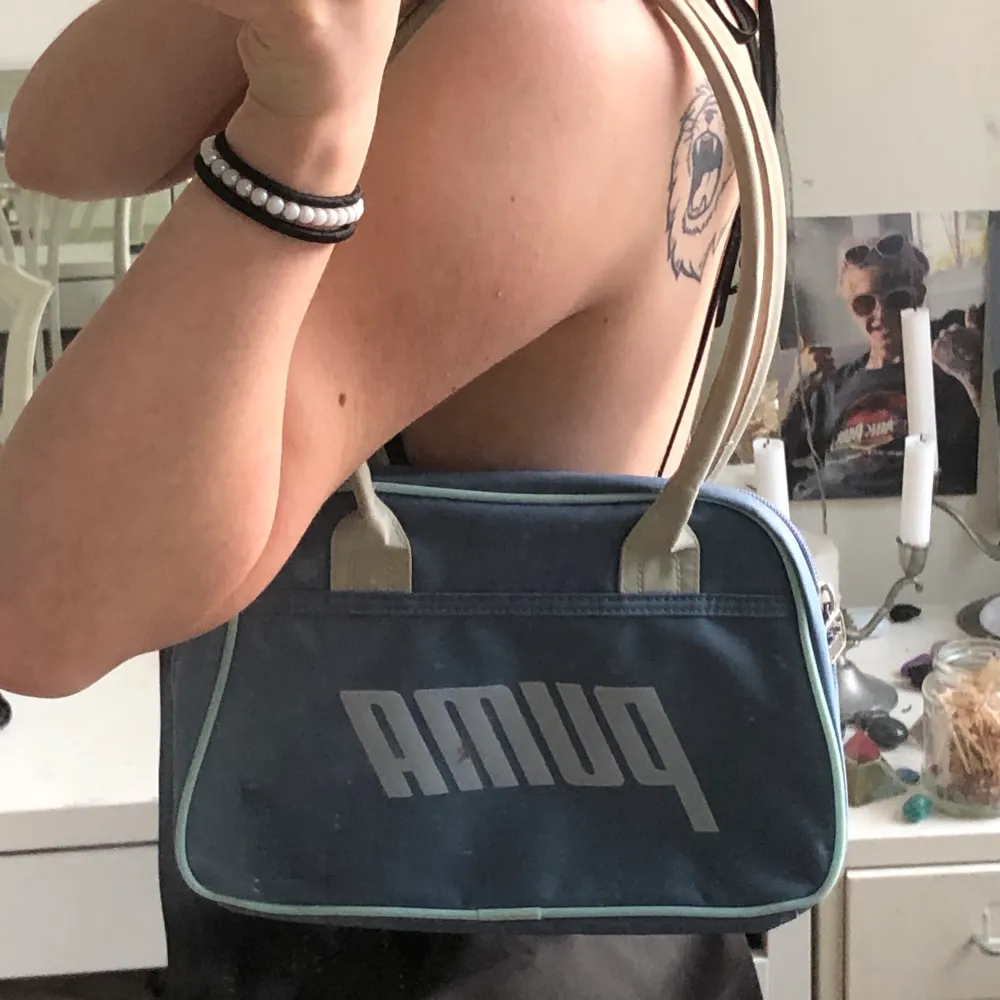 Gullig liten vintage väska från puma. Köpt second hand men bra skick ❤️Har ett innerfack och rymmer relativt mycket. Köpt här och kommer tyvärr inte till användning som jag hoppats. Laukut & Käsilaukut.
