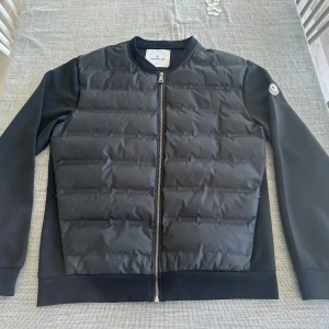 Moncler Cardigan - Superfin knappt använd äkta svart Moncler Cardigan. Säljs pga att den är lite för stor. 