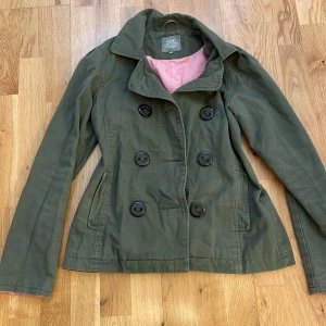 Mörkgrön jeansjacka - Superfin mörkgrön jeansjacka från Lindex i storlek 164 men passar som xs, köpt från Vinted och är aldrig använd❤️❤️ pris kan diskuteras💗