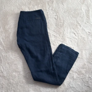 NN07 Linné byxor  - Riktigt feta linne byxor i marinblå, de är bra skick utifrån defekten som du ser på bild 5 men inget som syns vid andvändning. Hör av dig vid funderingar och pris kan diskuteras vid snabb affär mvh Malte.202