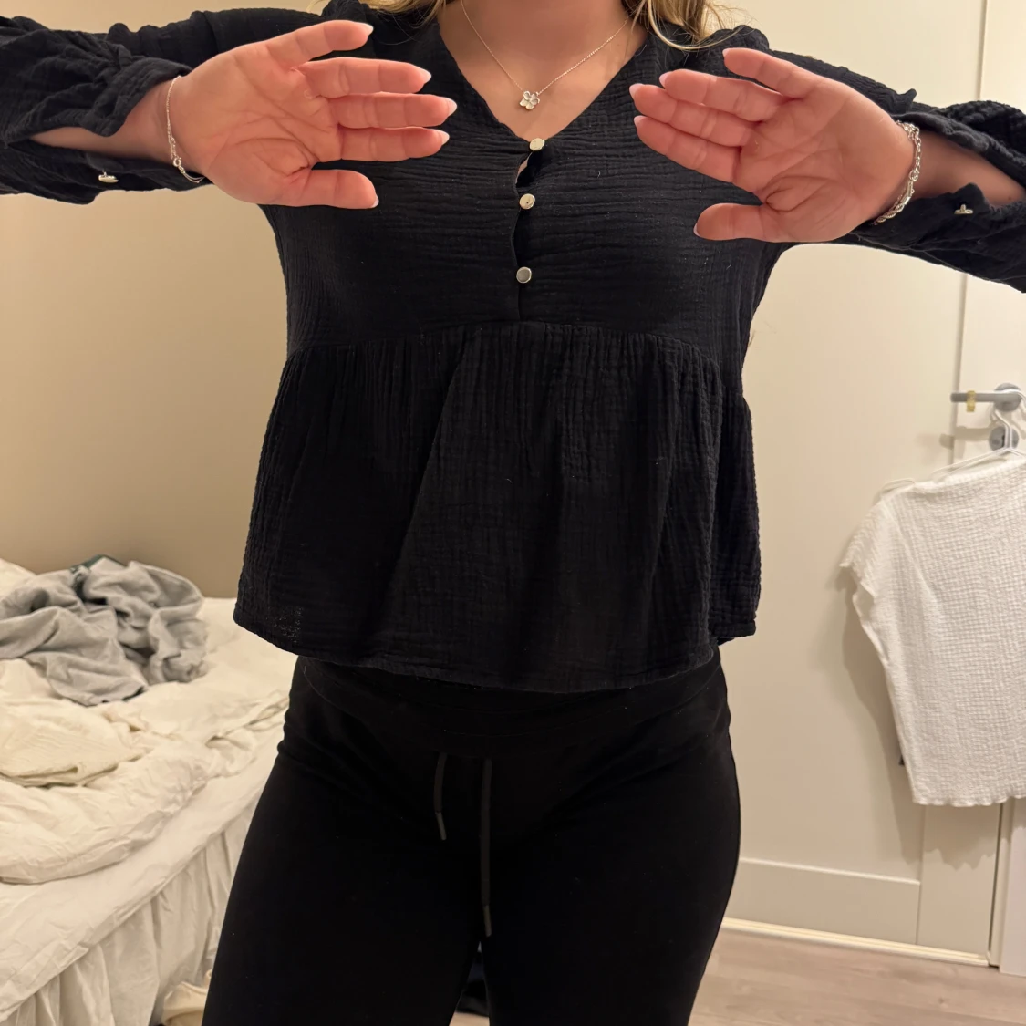 Svart långärmad blus med knappar - 1