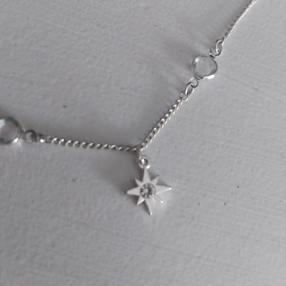Silverfärgat halsband med stjärndetaljer - 2