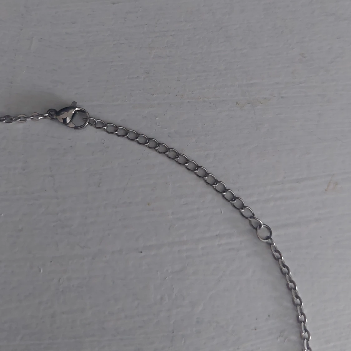 Lila droppformat halsband med silverdetaljer - 4