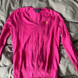 Rosa tröja från Ralph Lauren - Säljer en snygg rosa tröja från Ralph Lauren med v-ringning och långärmade💖