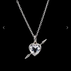 Halsband med hjärthänge och pil - Säljer mitt Maria Nilsdotter halsband. Är i väldigt bra skick. Original box ingår. Skriv för egna bilder. 