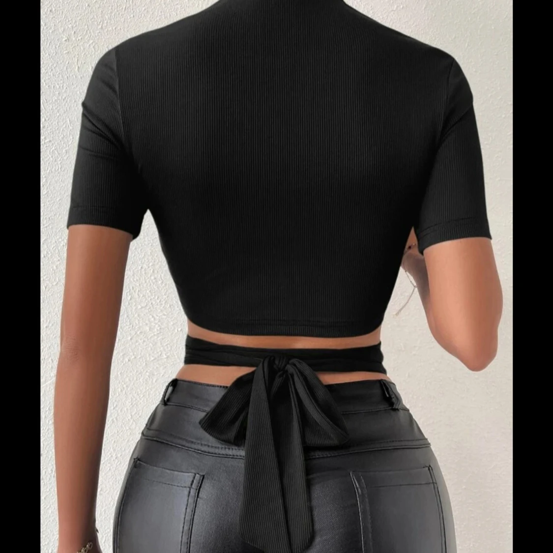 Svart ribbad topp med knytning - 1