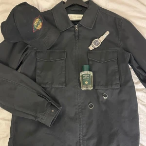 Mörkblå overshirt från A Day's March - Säljer en stilren svart overshirt från A Day's March. Jackan har dubbla dragkedjor framtill och två praktiska bröstfickor. Perfekt för lager-på-lager-stil och passar till många olika outfits. Utmärkt vårjacka! Storlek M, passar L. 