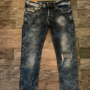 Dondup jeans - Säljer dessa snygga blå dondup jeansen med slitningar. Modellen heter ”George”. Storleken är 32 men passar även 31. 9/10 skick, inga defekter alls. Hör av dig vid några funderingar!