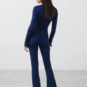 Mörkblå byxor med bootcut - Snygga mörkblå byxor med bootcut-stil. De är lågmidjade och har en tight passform upptill som övergår i en utsvängd nederdel. Perfekta för en stilren look.