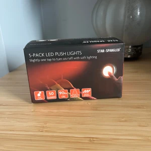 LED push lights - 3 stycken kvar, man drar bort en plast folie och sen kan man klistra fast de vars som helst. Helt oanvända! Inköpta för 250 kr