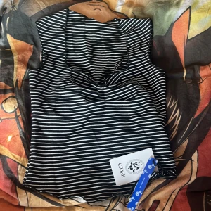 Svartvit randig topp från Cider - Säljer en snygg svartvit randig topp från Cider. Toppen sitter enligt figuren, aldrig använd.❤️