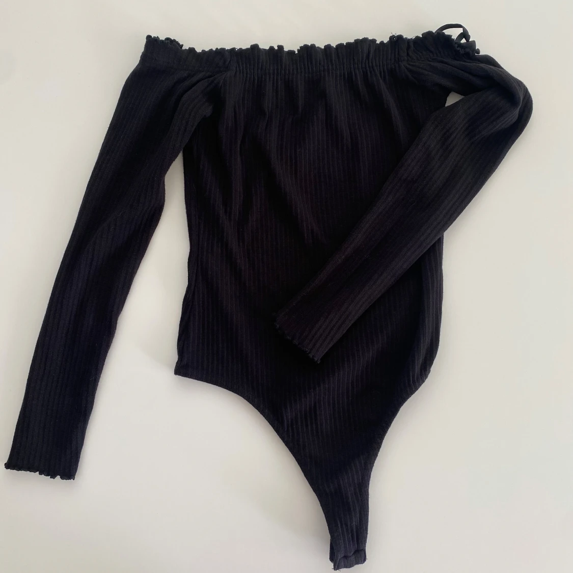Svart offshoulder bodysuit från Missguided