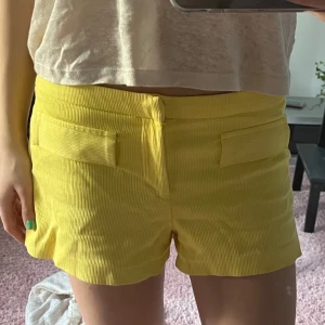Gula manchester shorts från Zara  - Säljer ett par gula lågmidjade manchester shorts från Zara. 
