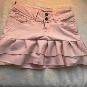 Jeans volangkjol  - Söt rosa jeanskjol med volang, som jag själv har sytt! knappt andvänd. Perfekt för en sommaren! 🌸 Midjemått: 75 cm