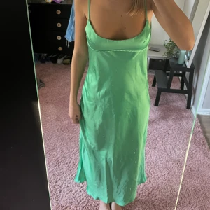 Grön klänning från Zara - Super söt klänning från Zara. Väldigt liten vid bysten så skulle säga att det passar om man har A eller B kupa (kanske C). Pris kan diskuteras