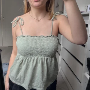 Ljus grönt linne från Vero Moda  - Säljer en söt grön topp från Vero Moda i storlek xs men skulle säga att den passar xs- liten M. Man kan även använda den som en tubtopp. 🌱 