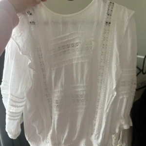 Jätte najs trekvartsärmad blus  - Super snygg! Skulle säga den är som en M eller stor S 