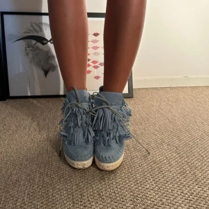 Fransskor  - Blåa fransskor med kilklack, påminner om Isabel Marant. Första bilden är lånad 💕 Strolek 40 men små, passar 39🌟🌟Pris kan diskuteras vid snabb affär