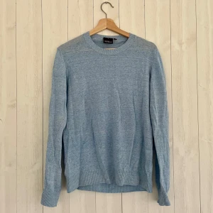 Oscar Jacobsson tröja - Säljer min fina ljusblåa tröja från Oscar Jacobson. Tröjan är sparsamt använd och i gott skick utan skador eller fläckar. Storlek S. Fråga gärna om om du har frågor eller om du vill ha fler bilder eller mått. Nypris cirka 1500