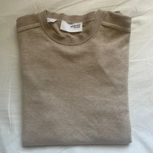 Beige tröja från Selected Homme - Säljer en stilren beige tröja från Selected Homme. Tröjan har långa ärmar och en rund halsringning. Perfekt för en avslappnad och snygg look.