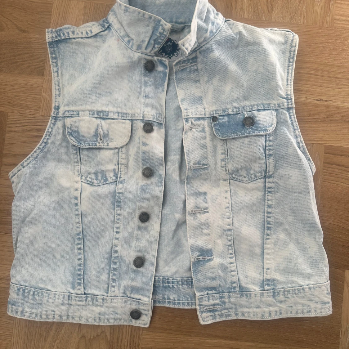 Ljusblå jeansväst med knappar - 1