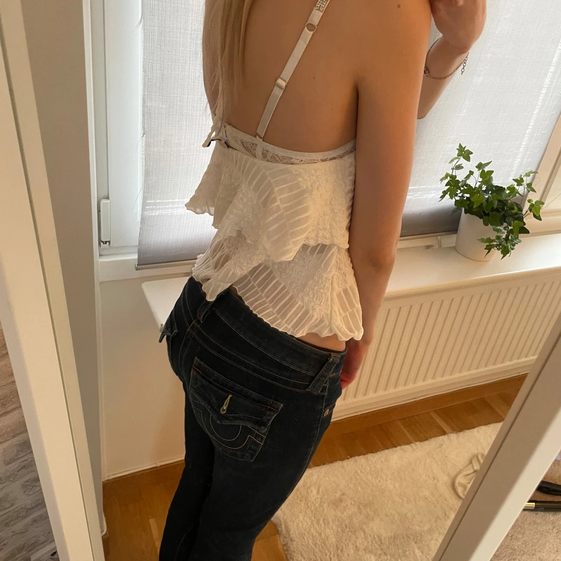 Vit volangtopp med smala axelband - 2