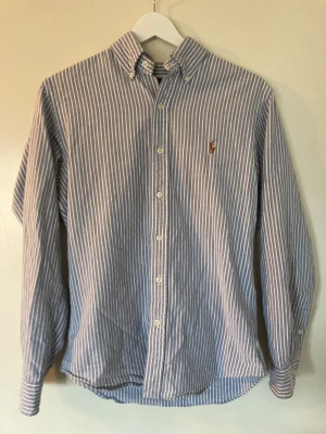Polo Ralph Lauren - skjorta  - Hej säljer nu min Ralph lauren skjorta med blåa och vita ränder. Säljer skjortan pga att den har blivit för liten för mig. Tveka inte på att skriva vid funderingar. 