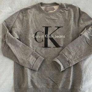CK tröja grå - Bomullströja i mycket bra skick, använd fåtal gånger. Storlek S man, men passar för unisex.