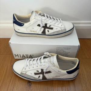 Vita sneakers från Premiata - Tjena! Jag säljer dessa feta skor som självklart är äkta, fråga gärna vid funderingar. Frakt alltid inom 24 h‼️skick 8/10. Priset kan va diskuterbart vid snabb affär. storlek 45!