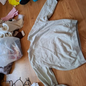 Ljus grön tröja från Lager 157 - Säljer en ljus grön tröja från Lager 157 i storlek S. Tröjan har en enkel design med långa ärmar och rund hals. Perfekt för en avslappnad stil. 🧥