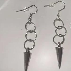 Hemmagjorda silverörhängen - Hemmagjorda silverörhängen med stora ringar och nitar