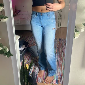 jeans från stradivarius - jeans med lite hål och slitnings detaljer, använd väldigt fåtal gånger. perfekt skick! passar perfekt på mig som är 166/167 och S/XS