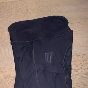 Maya delorez ridbyxor🐴 - Säljer så billigt då det är väl använda och ett hål, (hålet går att sy) original pris: 899kr. Färgen är lite brun grå, skit snygga!