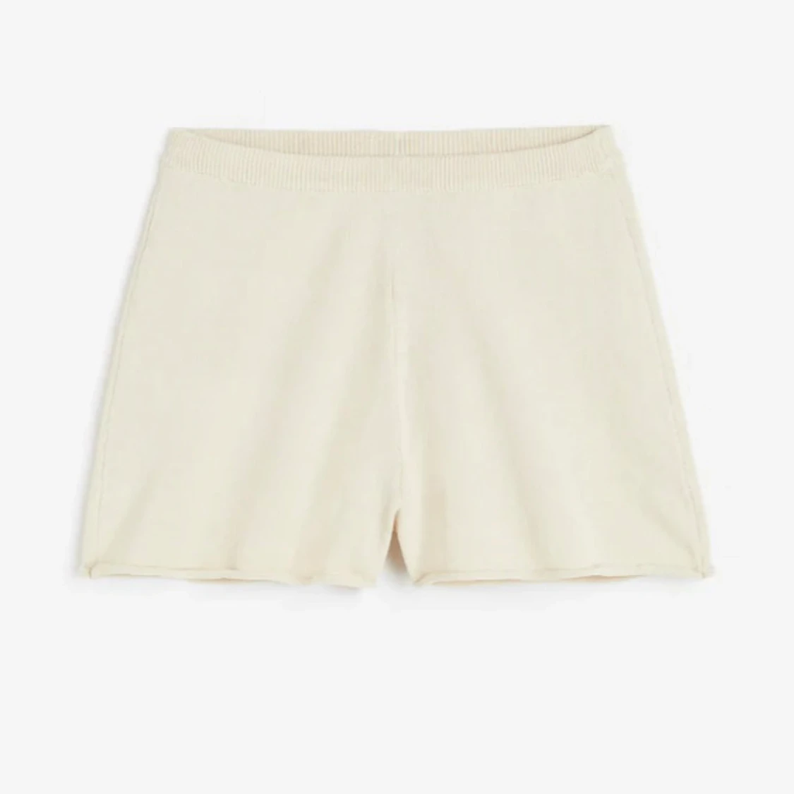 Beige stickade shorts