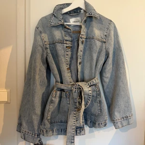 Carin Wester jacka - Jeansjacka med midjeband. Storlek 38, perfekt nu till våren. Nypris 799kr köptes förra sommaren