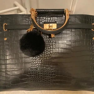 Väska river island  - Riktigt snygg väska ifrån river island, aldrig använd. Perfekt till skolan 