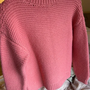 Rosa stickad tröja från BikBok - Mysig rosa stickad tröja från BikBok med grovstickad struktur. 