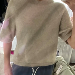 Beige stickad tröja från other stories - Tröjan är trekvarts ärm. Den är tvättat så den har krympt lite grann.