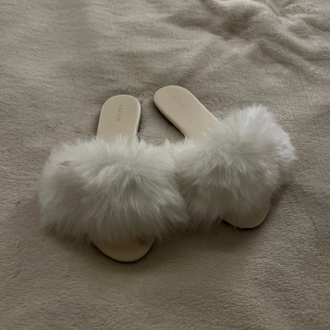 Vita fluffiga sandaler med fuskpäls - 1