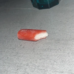 Säljer godis  - Säljer denna magnifika godis biten, nån har tagit en tugga av den men hoppas inte de spelar någon roll🧌