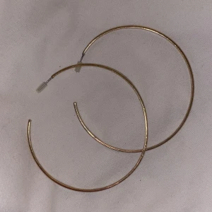 Runda guldörhängen - Olika runda örhängen i guld som är i olika storlekar, både väldigt stora till liten. Köpta för flera år sedan då dom kan ha lite märken på sig men använda max 4 gånger.