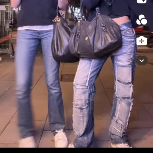 Skitcoola jeans - Så unika jeans från guess! Jag är 166, midjemått : 37cm tvärs över❤️