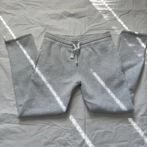 RUSSE MERCH  - Säljer dessa sköna russe merch byxor, byxorna är i nytt skick. Skriv för mer eventuella frågor eller funderingar!