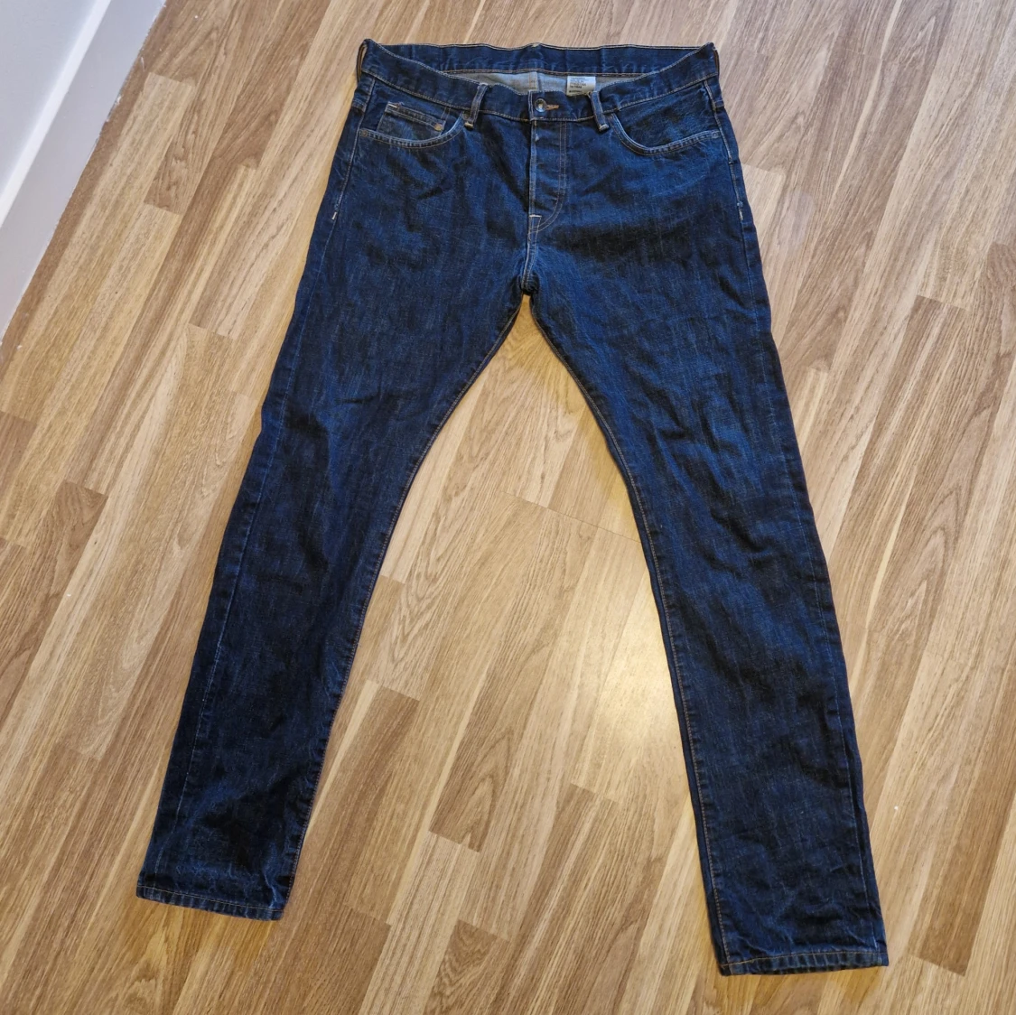 Mörkblå jeansbyxor från HM - 4