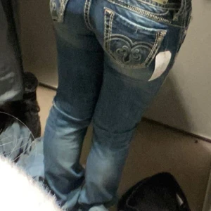 ROCK REVIVAL JEANS ⚠️läs beskrivningen⚠️ - ⚠️⚠️⚠️Säljer mina kära rock revival jeans. ⚠️Jeansen har ingen gylf. Jag köpte dem utan gylf begagnat för 1400. Man kan lösa det genom säkerhetsnålar, jag kan skicka med några. Men eftersom att dem är så lågmidjade så syns det inte när man har på sig dem. MIDJEMÅTT: 39/40 INNERBENSLÄNGD: 79 (passar min som är 166cm). Skriv vid minsta lilla fundering 💗‼️‼️LÄMNA GÄRNA PRISFÖRSLAG‼️‼️😘😘