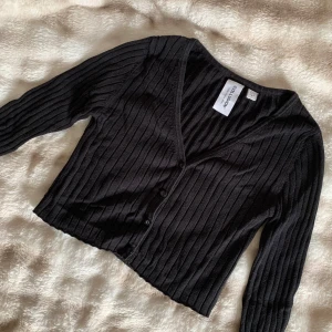 svart tröja - i storlek S motsvarande 36. ❤️