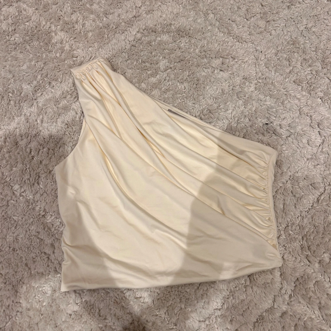 Krämvit asymmetrisk topp  - 2