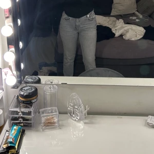 Grå jeansbyxor från Zara - Säljer ett par grå jeansbyxor från Zara med klassisk femficksdesign och normal passform. Byxorna har hög midja och raka ben, perfekta till många olika outfits. Snygg tvättad grå färg som passar året runt.