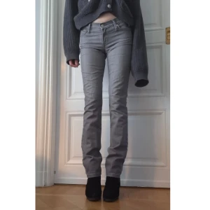 Snygga denim jeans från nobody - Produkt: denim jeans, låg midja Varumärke: nobody  Färg: ljusgrå  Storlek: 26 (motsvarar S), innerbenslängd 84cm Material: 98% bomull & 2% elastan  Skick: mycket bra skick, knappt använda   Hämtas i Fridhemsplan eller postas mot porto.